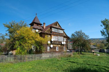 Batı Ukrayna 'daki Karpat dağlarındaki Vorokhta kasabasının eski mimarisi.