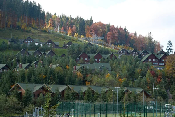 2022年10月13日 乌克兰西部伊万诺 弗兰基夫斯克州喀尔巴阡山美丽的村庄和最大的滑雪胜地布科维尔的建筑 — 图库照片