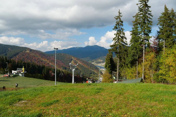 2022年10月13日 乌克兰西部伊万诺 弗兰基夫斯克州喀尔巴阡山美丽的村庄和最大的滑雪胜地 布科维尔的滑雪电梯 — 图库照片