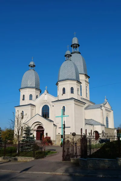カルパチア山脈 ウクライナ西部での生活 ナドヴィナ町に教会 — ストック写真