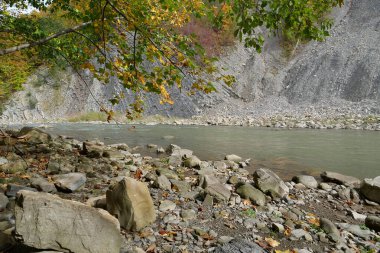 Prut nehri ve dağ, Yaremche, Ukrayna 'da katlanır. Yaremche kıvrımları olarak bilinir. Avrupa' nın en büyük Stryi oluşumu. Burada bu oluşumun kayaları katlanmış ve kusurlu, gotik ya da simgesel tiplerdir.