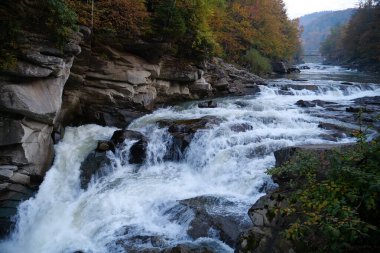 Prut Nehri 'nde Probiy Şelalesi, Yaremche City, batı Ukrayna. Ukrayna Karpatlarının en güzel ve güçlü şelalelerinden biridir.