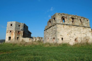 Pniv Kalesi 'ndeki antik taş kuleler - Batı Ukrayna' nın İvano-Frankivsk bölgesinde ortaçağ tarihi nesneleri