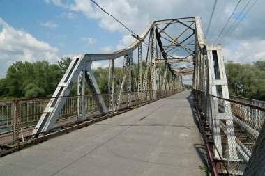 Batı Ukrayna 'nın Galich veya Halych kentindeki Dinyester Nehri' ndeki eski metal köprü.