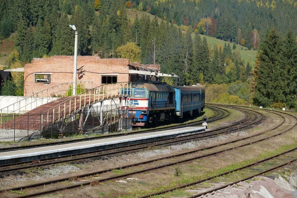 Παλιό Τρένο Στα Καρπάθια Βουνά Στη Δυτική Ουκρανία — Φωτογραφία Αρχείου