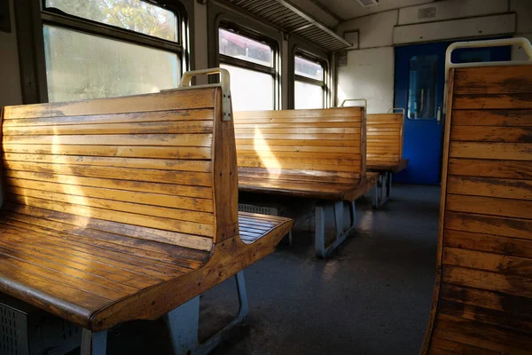 Stary Pusty Wagon Kolejowy Drewniane Siedzenia Pustym Wagonie Pociągu Podmiejskiego — Zdjęcie stockowe