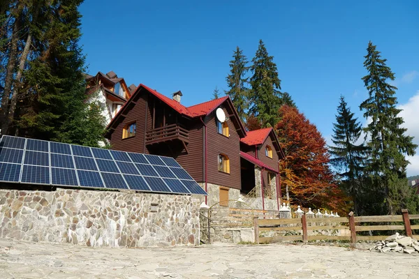 Megújuló Energia Napelemek Kerítésen Falusi Faház Közelében — Stock Fotó
