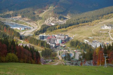 BUKOVEL, CARPATHIAN MOUNTAINS, UKRAINE, OKTOBER 13 Ekim 2022: Bukovel 'in Panorama manzarası - Karpat Dağları' ndaki güzel köy ve en büyük kayak merkezi, Ivano-Frankivsk Oblastı, batı Ukrayna