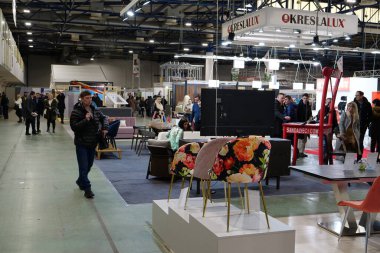 KYIV, UKRAINE, 10 Mart 2023: Uluslararası İnşaat Fuarı Inter Build Expo ve uluslararası mobilya forumu KIFF 'deki insanlar Ukrayna' nın başkenti Kyiv 'deki ana uluslararası sergi merkezinde