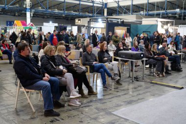 KYIV, UKRAINE, 10 Mart 2023: Uluslararası İnşaat Fuarı Inter Build Expo ve uluslararası mobilya forumu KIFF 'deki insanlar Ukrayna' nın başkenti Kyiv 'deki ana uluslararası sergi merkezinde
