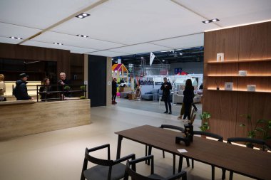 KYIV, UKRAINE, 10 Mart 2023: Uluslararası İnşaat Fuarı Inter Build Expo ve uluslararası mobilya forumu KIFF 'deki insanlar Ukrayna' nın başkenti Kyiv 'deki ana uluslararası sergi merkezinde
