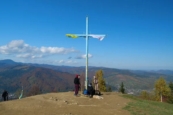 Yaremche Ukraine October 2022 People Peak Makovytsia Mountain Ukrainian Carpathians — Stock Photo, Image