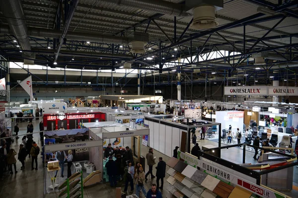 KYIV, UKRAINE, 10 Mart 2023: Uluslararası İnşaat Fuarı Inter Build Expo ve uluslararası mobilya forumu KIFF 'deki insanlar Ukrayna' nın başkenti Kyiv 'deki ana uluslararası sergi merkezinde