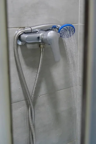 Dusch Dusch Morgondusch Rent Vatten Rinner Från Duschen — Stockfoto