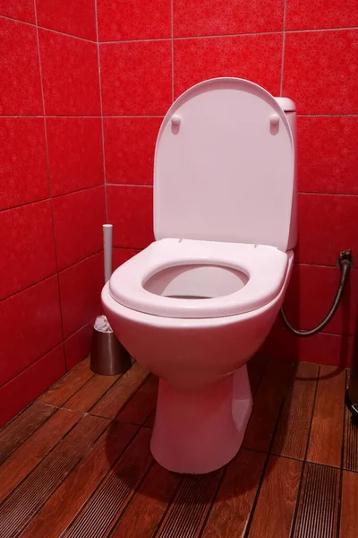オープン蓋付きの白いトイレボウル トイレブラシ 赤い壁のタイルとトイレの部屋のインテリア — ストック写真