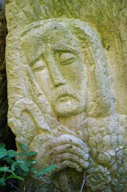 YAREMCHE, CARPathan Dağları, UKRAine, ECTOBER 6, 2022: Dovbush yolu - ormanlı dağ yamaçlarında yol, kaya yığınlarına kadar yükselir