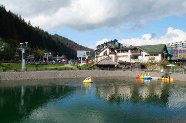 BUKOVEL, CARPATHIAN MOUNTAINS, UKRAINE, OKTOBER 13 Ekim 2022: Bukovel 'in mimarisi - Karpat Dağları' ndaki güzel köy ve en büyük kayak merkezi, Ivano-Frankivsk Oblastı, batı Ukrayna
