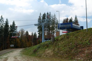 BUKOVEL, CARPATHIAN MOUNTAINS, UKRAINE, OKTOBER 13 Ekim 2022: Bukovel 'deki kayak asansörü - Karpat Dağları' ndaki güzel köy ve en büyük kayak merkezi, Ivano-Frankivsk Oblastı, batı Ukrayna