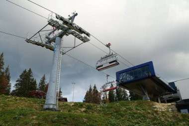 BUKOVEL, CARPATHIAN MOUNTAINS, UKRAINE, OKTOBER 13 Ekim 2022: Bukovel 'deki kayak asansörü - Karpat Dağları' ndaki güzel köy ve en büyük kayak merkezi, Ivano-Frankivsk Oblastı, batı Ukrayna