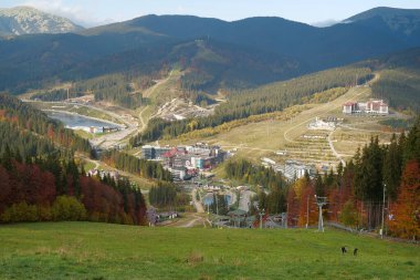 BUKOVEL, CARPATHIAN MOUNTAINS, UKRAINE, OKTOBER 13 Ekim 2022: Bukovel 'in Panorama manzarası - Karpat Dağları' ndaki güzel köy ve en büyük kayak merkezi, Ivano-Frankivsk Oblastı, batı Ukrayna