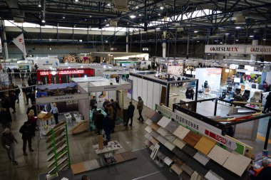 KYIV, UKRAINE, 10 Mart 2023: Uluslararası İnşaat Fuarı Inter Build Expo ve uluslararası mobilya forumu KIFF 'deki insanlar Ukrayna' nın başkenti Kyiv 'deki ana uluslararası sergi merkezinde