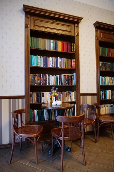 Kolomyie Ukraine Août 2022 Intérieur Café Avec Tables Chaises Bibliothèques — Photo
