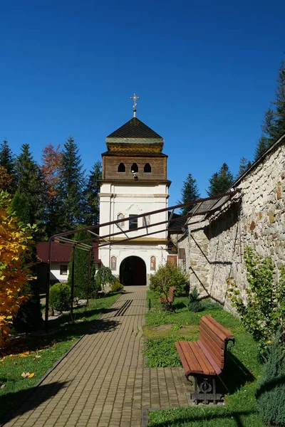 マニヤバ州カルパチア山脈 ウクライナの森の中の聖なる十字架の高揚のスケート 正教会の独房メンズ修道院 スケート 木製のスケートの近くには祝福石 礼拝のオブジェクトです — ストック写真