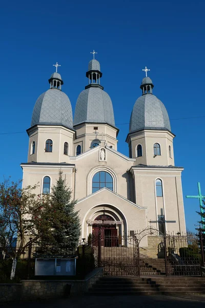 カルパチア山脈 ウクライナ西部での生活 ナドヴィナ町に教会 — ストック写真
