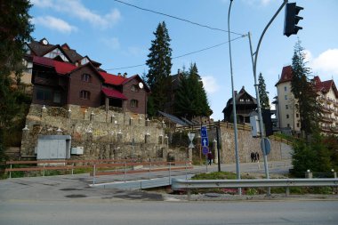 BUKOVEL, CARPATHIAN MOUNTAINS, UKRAINE, OKTOBER 13 Ekim 2022: Bukovel 'in mimarisi - Karpat Dağları' ndaki güzel köy ve en büyük kayak merkezi, Ivano-Frankivsk Oblastı, batı Ukrayna