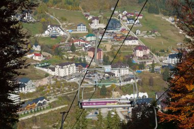 BUKOVEL, CARPATHIAN MOUNTAINS, UKRAINE, OKTOBER 13 Ekim 2022: Bukovel 'in Panorama manzarası - Karpat Dağları' ndaki güzel köy ve en büyük kayak merkezi, Ivano-Frankivsk Oblastı, batı Ukrayna