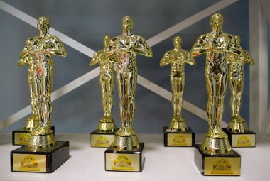 BUKOVEL, UKRAINE, 13 Ekim 2022: Bukovel 'deki Balmumu Müzesi' nde Altın Oscar heykelleri - Karpat Dağları 'ndaki köy ve en büyük kayak merkezi, Batı Ukrayna' daki İvano-Frankivsk Oblastı