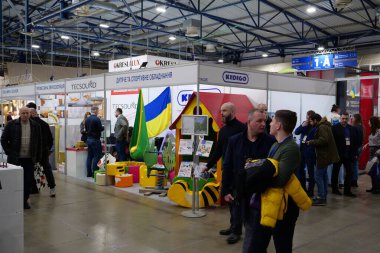 KYIV, UKRAINE, 10 Mart 2023: Uluslararası İnşaat Fuarı Inter Build Expo ve uluslararası mobilya forumu KIFF 'deki insanlar Ukrayna' nın başkenti Kyiv 'deki ana uluslararası sergi merkezinde