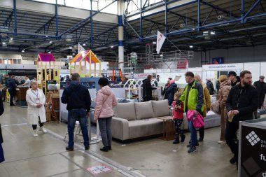 KYIV, UKRAINE, 10 Mart 2023: Uluslararası İnşaat Fuarı Inter Build Expo ve uluslararası mobilya forumu KIFF 'deki insanlar Ukrayna' nın başkenti Kyiv 'deki ana uluslararası sergi merkezinde