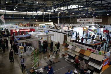 KYIV, UKRAINE, 10 Mart 2023: Uluslararası İnşaat Fuarı Inter Build Expo ve uluslararası mobilya forumu KIFF 'deki insanlar Ukrayna' nın başkenti Kyiv 'deki ana uluslararası sergi merkezinde