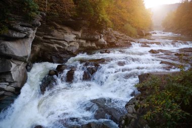 Prut Nehri 'nde Probiy Şelalesi, Yaremche City, batı Ukrayna. Ukrayna Karpatlarının en güzel ve güçlü şelalelerinden biridir.