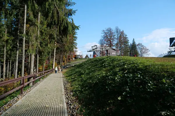 BUKOVEL, CARPATHIAN MOUNTAINS, UKRAINE, OKTOBER 13 Ekim 2022: Bukovel 'deki kayak asansörü - Karpat Dağları' ndaki güzel köy ve en büyük kayak merkezi, Ivano-Frankivsk Oblastı, batı Ukrayna