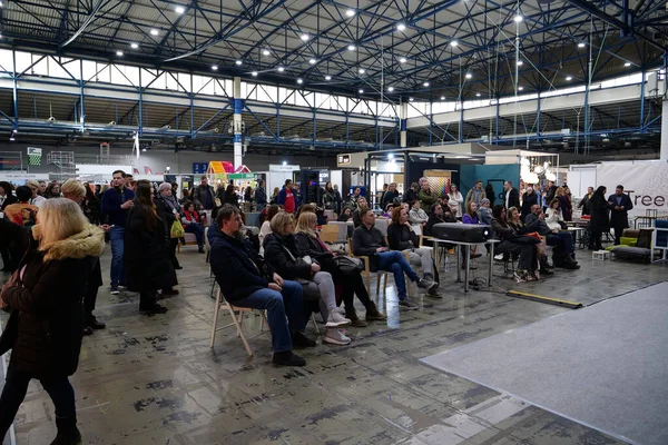 KYIV, UKRAINE, 10 Mart 2023: Uluslararası İnşaat Fuarı Inter Build Expo ve uluslararası mobilya forumu KIFF 'deki insanlar Ukrayna' nın başkenti Kyiv 'deki ana uluslararası sergi merkezinde