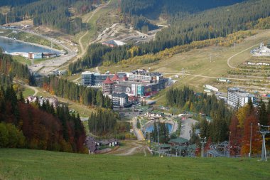 BUKOVEL, CARPATHIAN MOUNTAINS, UKRAINE, OKTOBER 13 Ekim 2022: Bukovel 'in Panorama manzarası - Karpat Dağları' ndaki güzel köy ve en büyük kayak merkezi, Ivano-Frankivsk Oblastı, batı Ukrayna