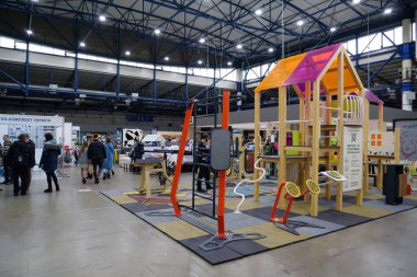 KYIV, UKRAINE, 10 Mart 2023: Uluslararası İnşaat Fuarı Inter Build Expo ve uluslararası mobilya forumu KIFF 'deki insanlar Ukrayna' nın başkenti Kyiv 'deki ana uluslararası sergi merkezinde