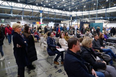 KYIV, UKRAINE, 10 Mart 2023: Uluslararası İnşaat Fuarı Inter Build Expo ve uluslararası mobilya forumu KIFF 'deki insanlar Ukrayna' nın başkenti Kyiv 'deki ana uluslararası sergi merkezinde