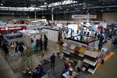 KYIV, UKRAINE, 10 Mart 2023: Uluslararası İnşaat Fuarı Inter Build Expo ve uluslararası mobilya forumu KIFF 'deki insanlar Ukrayna' nın başkenti Kyiv 'deki ana uluslararası sergi merkezinde