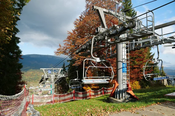 2022年10月13日 乌克兰西部伊万诺 弗兰基夫斯克州喀尔巴阡山美丽的村庄和最大的滑雪胜地 布科维尔的滑雪电梯 — 图库照片