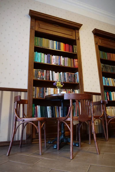 Κολομυια Ουκρανια Αυγουστου 2022 Εσωτερικό Καφενείου Τραπέζια Καρέκλες Και Βιβλιοθήκες — Φωτογραφία Αρχείου