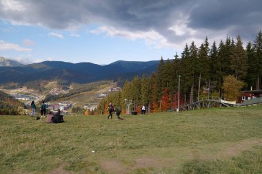 BUKOVEL, CARPATHIAN MOUNTAINS, UKRAINE, OKTOBER 13 Ekim 2022: Bukovel 'in Panorama manzarası - Karpat Dağları' ndaki güzel köy ve en büyük kayak merkezi, Ivano-Frankivsk Oblastı, batı Ukrayna