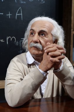 UKRAINE, BUKOVEL, ECTOBER 13, 2022: Dünyaca ünlü bilim adamı, Nobel ödüllü, teorik fizikçi, görelilik teorisinin yaratıcısı, masada oturan Albert Einstein