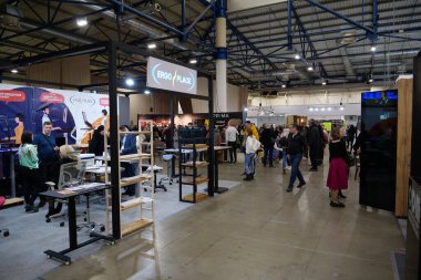 KYIV, UKRAINE, 10 Mart 2023: Uluslararası İnşaat Fuarı Inter Build Expo ve uluslararası mobilya forumu KIFF 'deki insanlar Ukrayna' nın başkenti Kyiv 'deki ana uluslararası sergi merkezinde