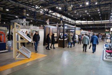KYIV, UKRAINE, 10 Mart 2023: Uluslararası İnşaat Fuarı Inter Build Expo ve uluslararası mobilya forumu KIFF 'deki insanlar Ukrayna' nın başkenti Kyiv 'deki ana uluslararası sergi merkezinde