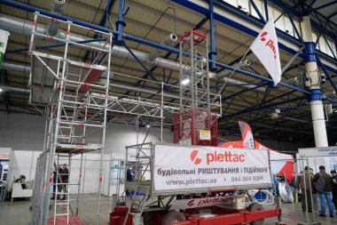 KYIV, UKRAINE, 10 Mart 2023: Uluslararası İnşaat Fuarı Inter Build Expo ve uluslararası mobilya forumu KIFF 'deki insanlar Ukrayna' nın başkenti Kyiv 'deki ana uluslararası sergi merkezinde