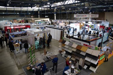 KYIV, UKRAINE, 10 Mart 2023: Uluslararası İnşaat Fuarı Inter Build Expo ve uluslararası mobilya forumu KIFF 'deki insanlar Ukrayna' nın başkenti Kyiv 'deki ana uluslararası sergi merkezinde