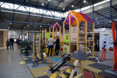 KYIV, UKRAINE, 10 Mart 2023: Uluslararası İnşaat Fuarı Inter Build Expo ve uluslararası mobilya forumu KIFF 'deki insanlar Ukrayna' nın başkenti Kyiv 'deki ana uluslararası sergi merkezinde